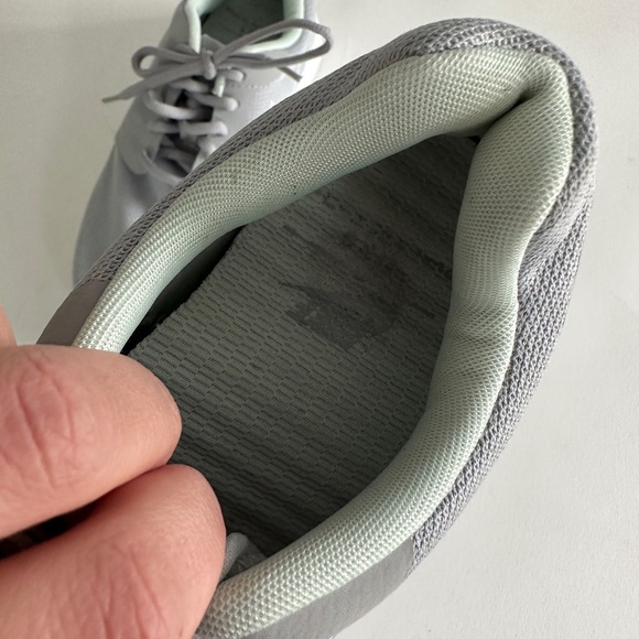 Nike Women’s Athletic Shoe Size 8.5 US Light Gray - Picture 7 of 10